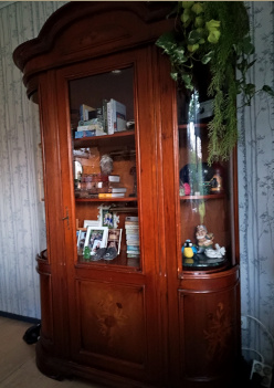 Kast met ronde ramen