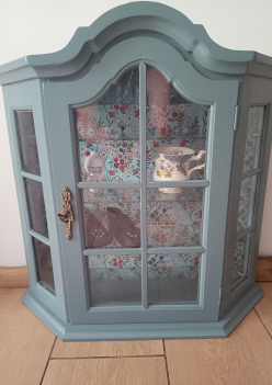 Kastje voor aan de muur